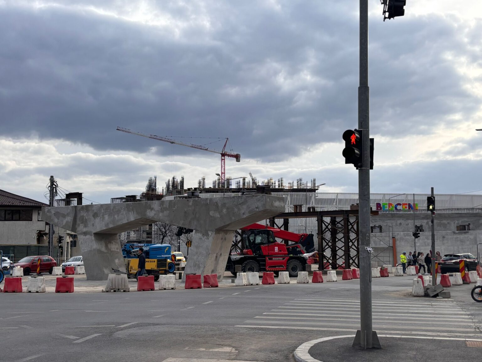 foto restrictii de circulatie pentru montarea grinzilor la pasajul aparatorii patriei pe strada turnu magurele timp de doua nopti modificari pentru 4 linii stb 69bbf374bf268