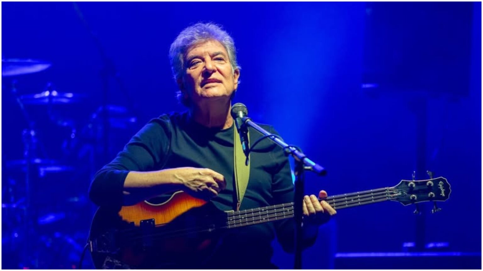 holograf continua turneul in memoria lui mugurel basistul trupei care a incetat din viata azi trupul lui va fi depus vineri la sala palatului din bucuresti 69b2e32aab085