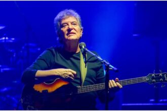 holograf continua turneul in memoria lui mugurel basistul trupei care a incetat din viata azi trupul lui va fi depus vineri la sala palatului din bucuresti 69b2e32aab085