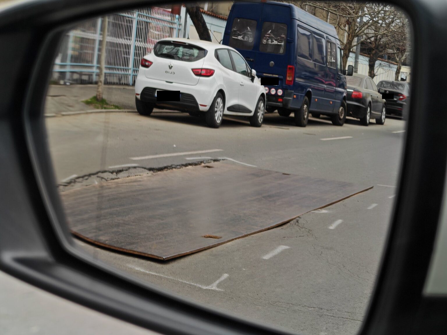 iata urmatorul dezastru mihai bravu hau imens cat o banda pe strada moinesti din militari acoperit cu o placa metalica deja ondulata trec si autobuze stb peste 69bbc951c9543