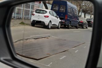 iata urmatorul dezastru mihai bravu hau imens cat o banda pe strada moinesti din militari acoperit cu o placa metalica deja ondulata trec si autobuze stb peste 69bbc951c9543