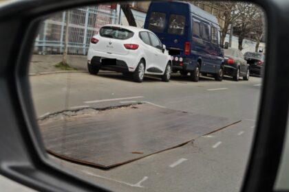 iata urmatorul dezastru mihai bravu hau imens cat o banda pe strada moinesti din militari acoperit cu o placa metalica deja ondulata trec si autobuze stb peste 69bbc951c9543