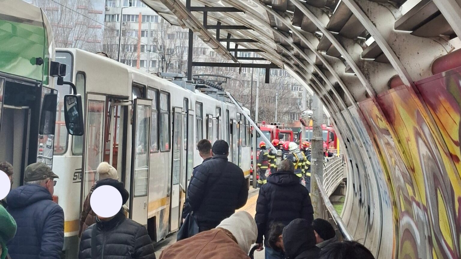 iese fum dintr un tramvai pe soseaua mihai bravu liniile 1 5 si 10 sunt blocate in statia bucur obor stb anunta incident tehnic 69b29bd9b5ab6