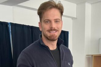 ilan laufer pe trotineta cu gemenii sai de 5 ani lovit de o masina in bucuresti copiii au suferit rani usoare fostul ministru s a lovit ceva mai serios la cap 69b9335936012