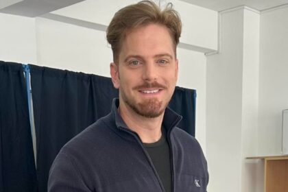 ilan laufer pe trotineta cu gemenii sai de 5 ani lovit de o masina in bucuresti copiii au suferit rani usoare fostul ministru s a lovit ceva mai serios la cap 69b9335936012