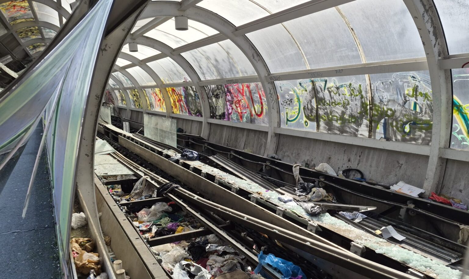 imaginea unui dezastru din gara de nord trotuarul rulant spre gara basarab vandalizat si abandonat ar urma sa fie reparat odata cu pasajul basarab 69ae993eda8f7