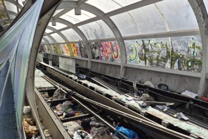 imaginea unui dezastru din gara de nord trotuarul rulant spre gara basarab vandalizat si abandonat ar urma sa fie reparat odata cu pasajul basarab 69ae993eda8f7