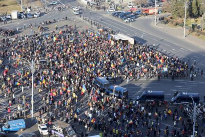 o mie de mineri s au urcat in autocare si vin spre bucuresti sa protesteze in piata victoriei sunt furiosi ca 2 000 de colegi raman fara locuri de munca 69c2507bced13