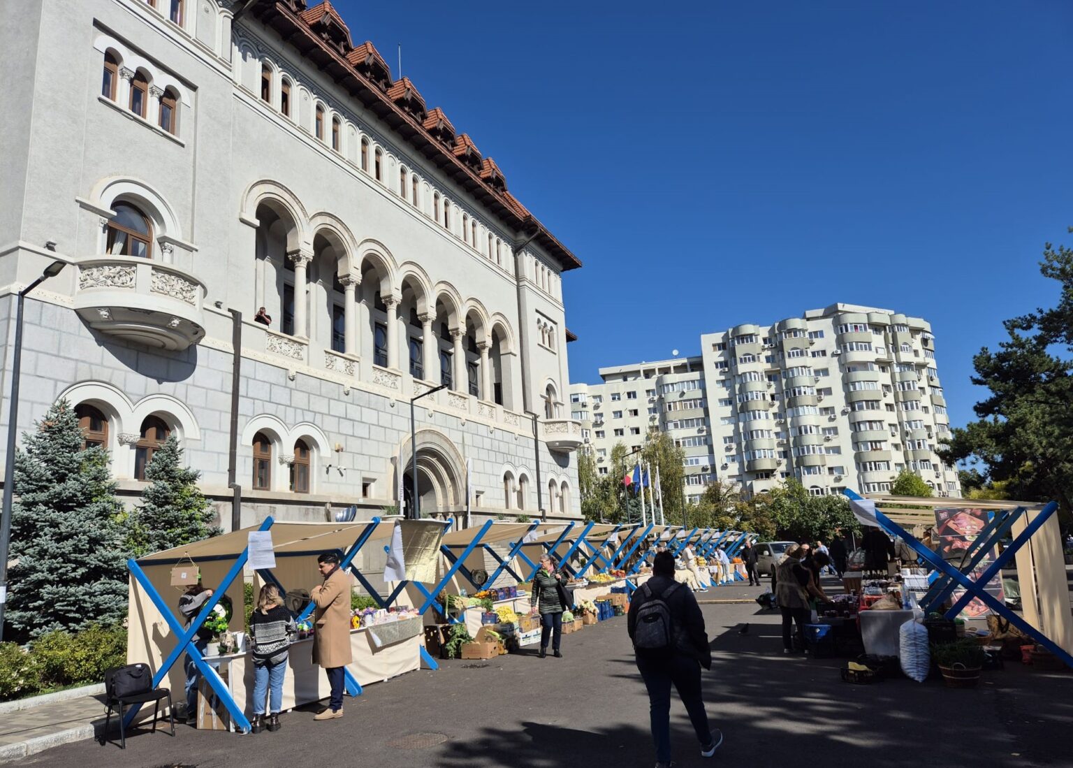 piata volanta se muta in fata primariei sectorului 1 in acest weekend peste 20 de producatori din tara ii astepta pe bucuresteni cu produse proaspete 69bc29bd5b36a