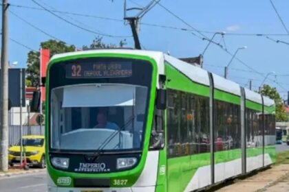 pieton accidentat de un tramvai pe calea rahovei circulatia tramvaielor linie stb 32 a fost blocata temporar 69b57971bbffe