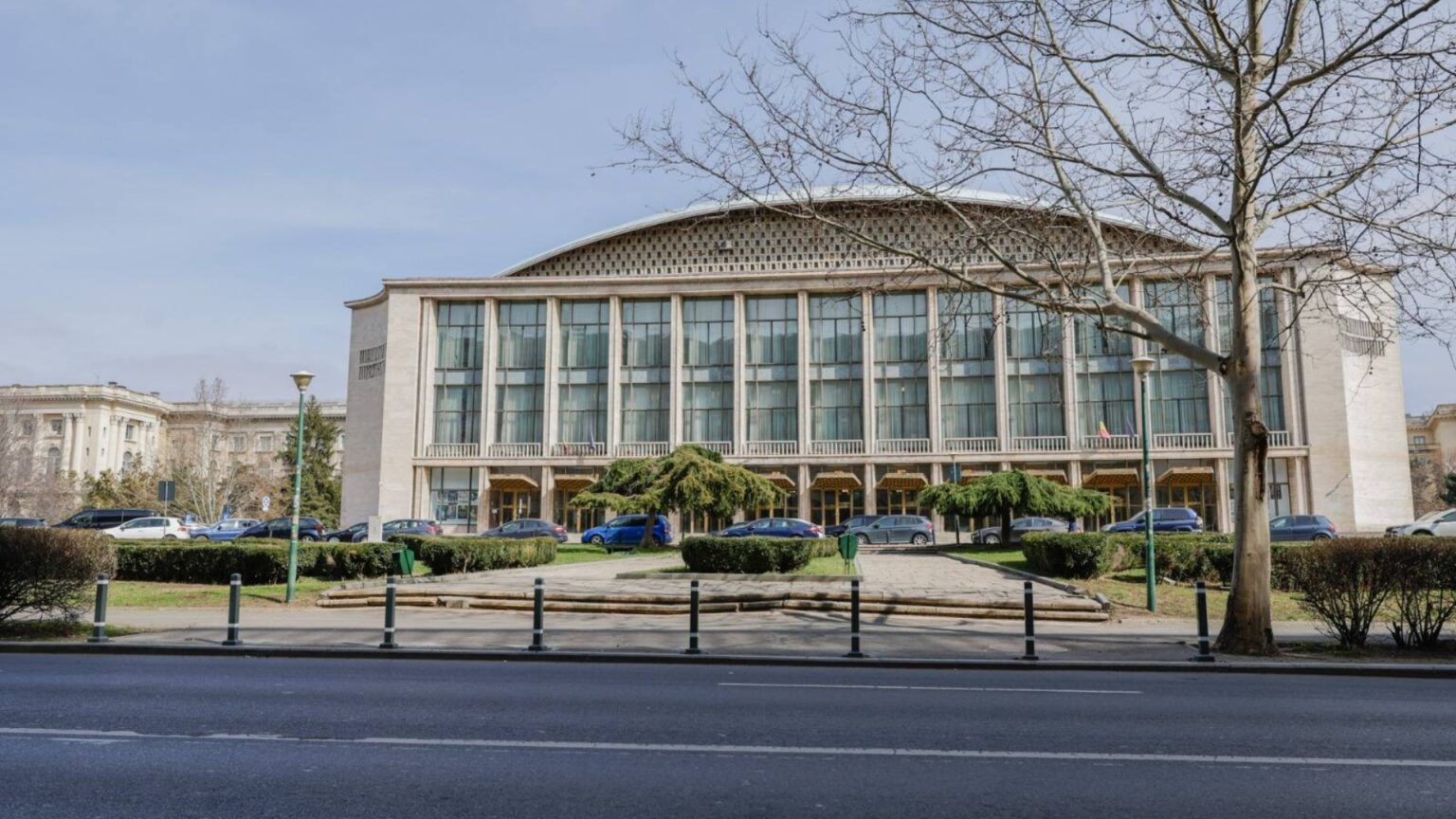 pmb a montat stalpisori anti parcare in zona salii palatului si pe alte strazi centrale pentru a reda trotuarele pietonilor au fost schimbate si indicatoarele ruginite 69b54ce2408b6