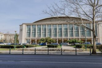 pmb a montat stalpisori anti parcare in zona salii palatului si pe alte strazi centrale pentru a reda trotuarele pietonilor au fost schimbate si indicatoarele ruginite 69b54ce2408b6