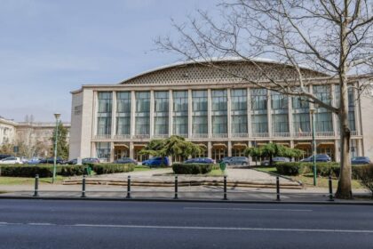 pmb a montat stalpisori anti parcare in zona salii palatului si pe alte strazi centrale pentru a reda trotuarele pietonilor au fost schimbate si indicatoarele ruginite 69b54ce2408b6