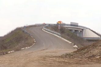podul muzeu peste autostrada bucurestiului a0 care leaga doua campuri a costat 1 milion de euro si la fiecare stricaciune constructorul vine si l repara 69be97cb8cbae