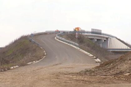 podul muzeu peste autostrada bucurestiului a0 care leaga doua campuri a costat 1 milion de euro si la fiecare stricaciune constructorul vine si l repara 69be97cb8cbae