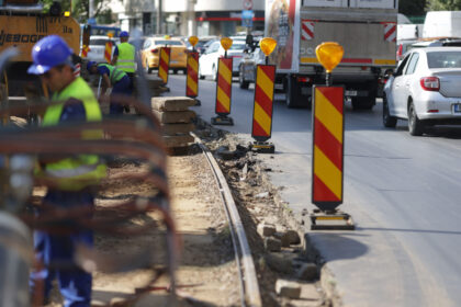 prima zi cu santier pe bd dimitrie pompeiu unde incepe schimbarea sinelor in final se vor schimba 9 km cale de rulare spre sos petricani bd lacul tei lizeanu 69b7b67638b93