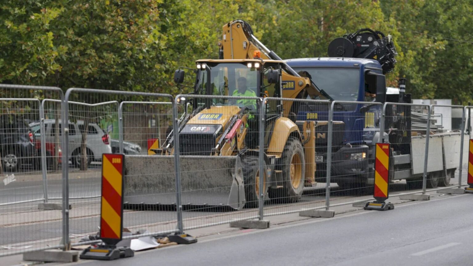 primele sine noi de tramvai pe basarabia vor fi montate in aceste zile pe bd chisinau s a turnat deja betonul pe unele portiuni 69c2970f376dc