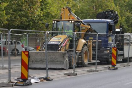 primele sine noi de tramvai pe basarabia vor fi montate in aceste zile pe bd chisinau s a turnat deja betonul pe unele portiuni 69c2970f376dc
