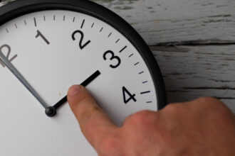 se schimba ora in martie 2026 cum se dau ceasurile si cand trece romania la programul de vara 69b101f82cc4d