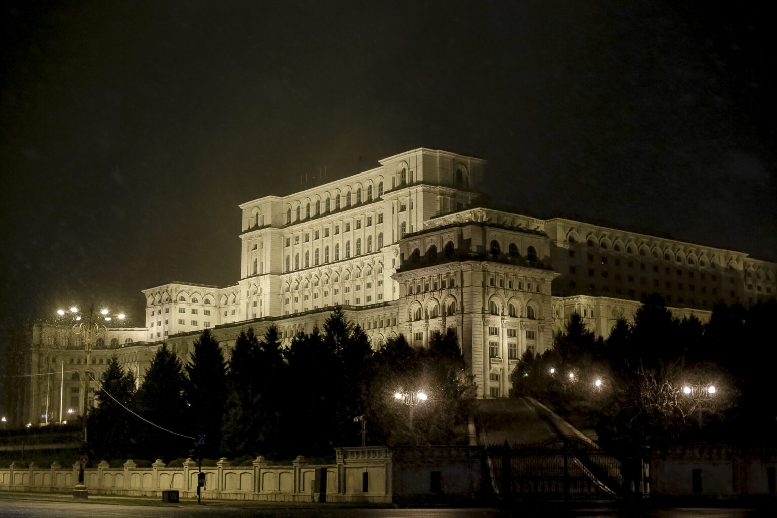 se stinge lumina la palatul parlamentului cladirea emblematica a bucurestiului va sta in intuneric temporar diseara pentru campania ora pamantului 69c7c1c787966