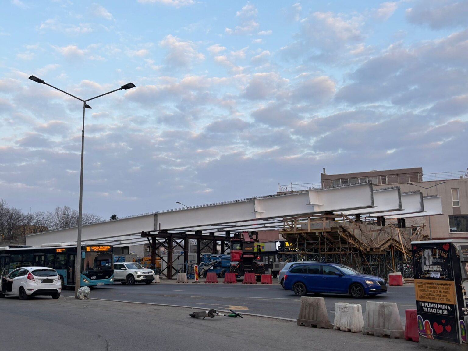 trafic restrictionat la aparatorii patriei pentru montarea tablierului metalic la viitorul pasaj in urmatoarele doua nopti patru linii stb au modificari in acelasi timp 69bd6e216a040