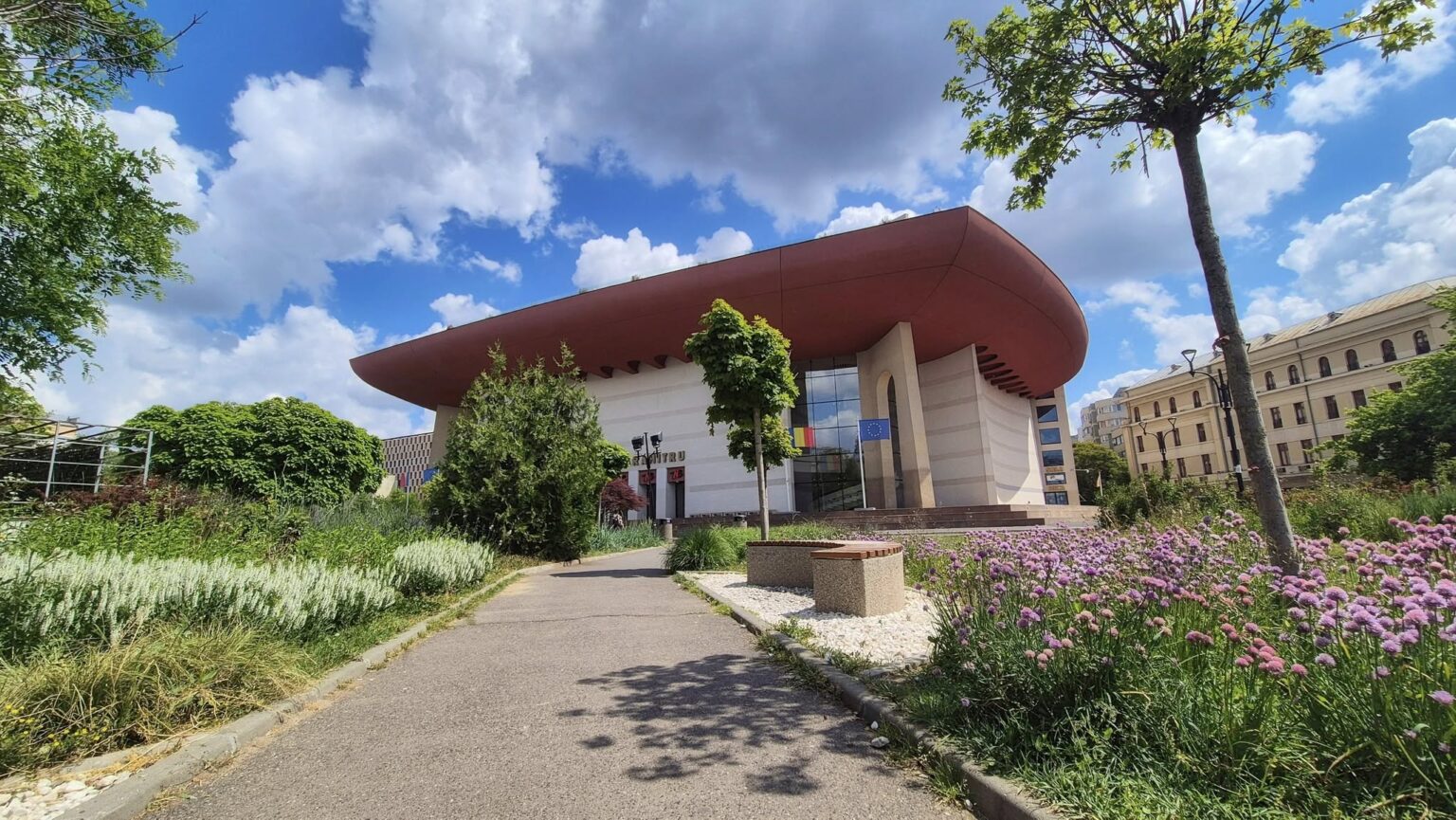 tururi ghidate prin teatrele din bucuresti care incep cu plimbari prin zone din oras pline de poveste inscrierile la amteatru care sarbatoreste astfel 2 ani de existenta 69a54fcc03ba9