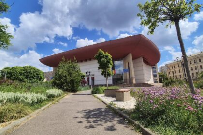 tururi ghidate prin teatrele din bucuresti care incep cu plimbari prin zone din oras pline de poveste inscrierile la amteatru care sarbatoreste astfel 2 ani de existenta 69a54fcc03ba9