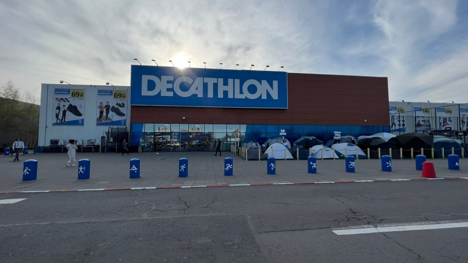 un nou magazin decathlon se deschide in bucuresti la vara va fi in mall la plaza romania pe bd timisoara 69b13e94abe6e