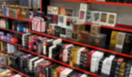 video aproape 2 milioane de lei din vanzarea de parfumuri contrafacute politistii au facut perchezitii 69a555ba97cf6