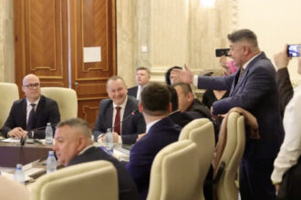 video scandal la dezbaterea bugetului mapn un ales al opozitiei a dat buzna in sedinta miruta a facut armata atacuri intre pnl si psd 69b946543c6f7