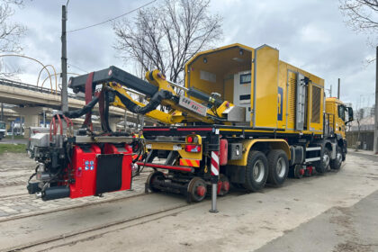 foto marele galben dihania de masinarie cu rol crucial in reabilitarea sinelor de tramvai din bucuresti e aproape gata sa intre in paine 69f314855cb74