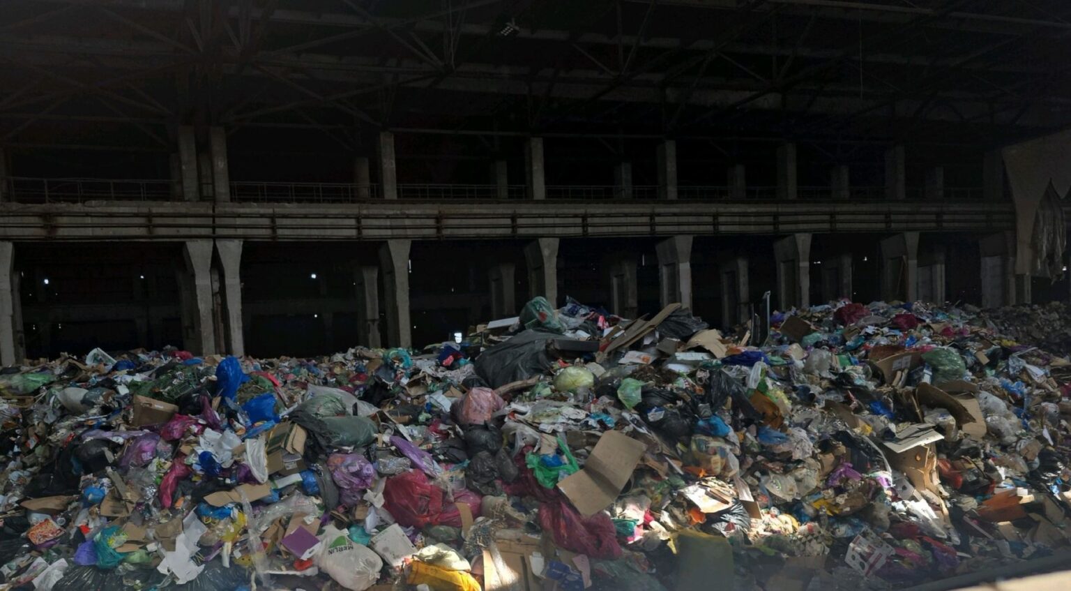 foto mormane de gunoi aduse intr un depozit din spatele halei laminor proprietarul si operatorul de salubritate din sectorul 3 au fost amendati de garda de mediu 69d777c485146