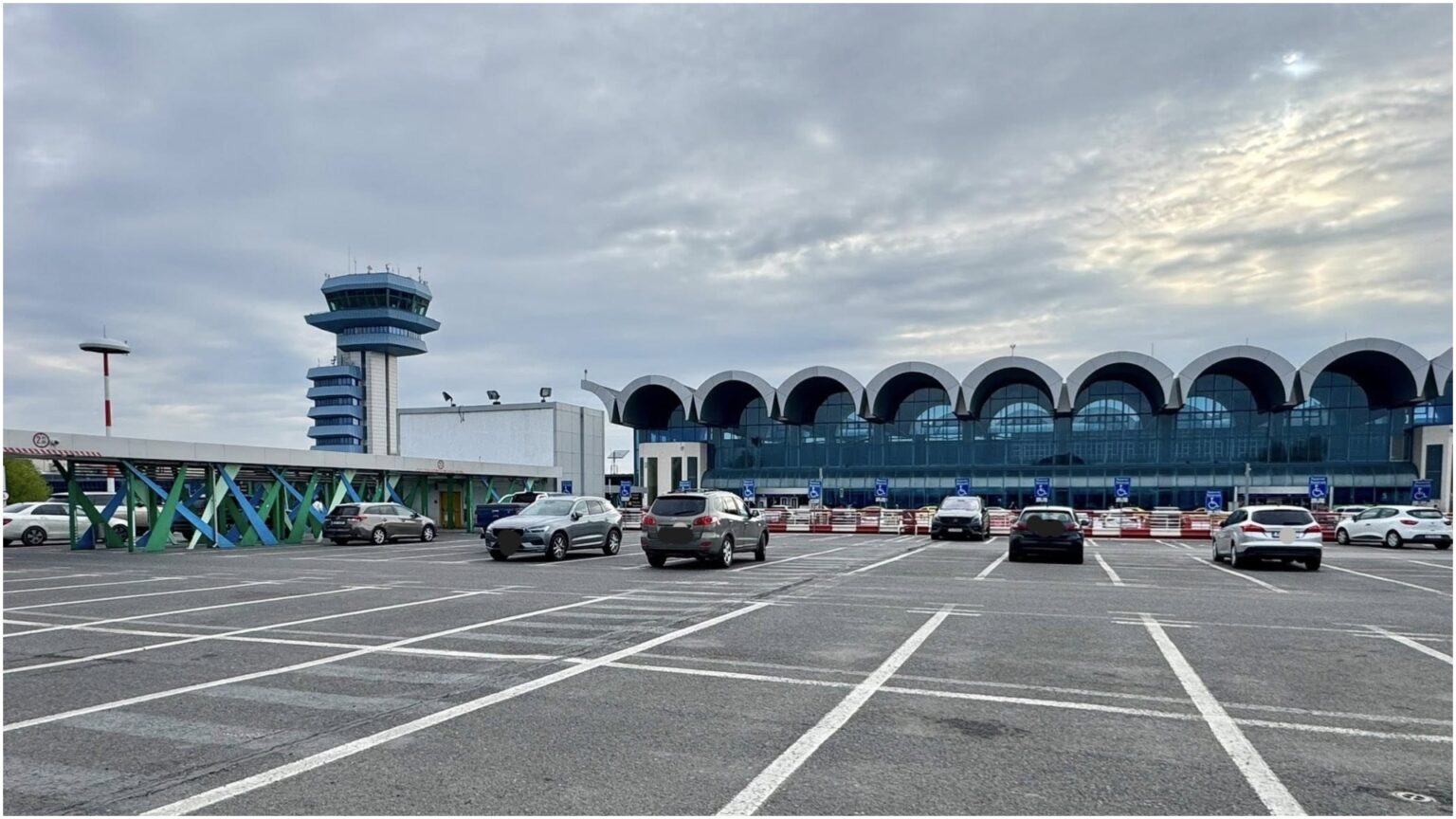 foto se modernizeaza parcarea supraetajata din fata terminalului sosiri de la aeroportul otopeni zona de preluare pentru ride sharing se muta la plecari 69e9eb7d9fae0