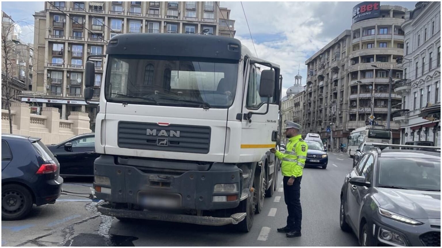 foto sofer de camion prins fara autorizatie de circulatie pe bd regina elisabeta politia locala i a dat o amenda de 5 000 de lei 69d7b123997a3