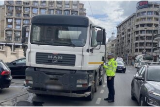 foto sofer de camion prins fara autorizatie de circulatie pe bd regina elisabeta politia locala i a dat o amenda de 5 000 de lei 69d7b123997a3