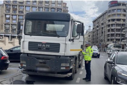 foto sofer de camion prins fara autorizatie de circulatie pe bd regina elisabeta politia locala i a dat o amenda de 5 000 de lei 69d7b123997a3