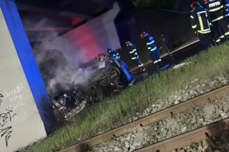 foto tragedie pe centura capitalei dis de dimineata martor un sofer s a izbit cu masina de piciorul podului de la magurele si a luat foc 69eb0610264d0