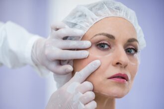 o femeie a murit dupa ce si a facut o operatie estetica la un cabinet medical din bucuresti inspectorii de la ministerul sanatatii au gasit cabinetul inchis 69f0bb4ff0d7c