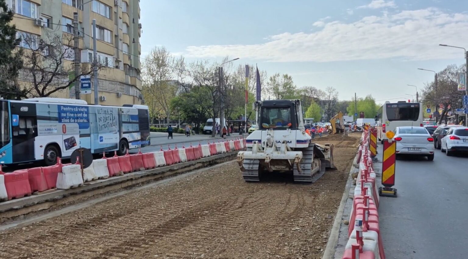 se toarna betonul pe bd chisinau unde se modernizeaza sinele de tramvai lucrarile se apropie de final pe lotul 9 69e21fc68bc42