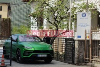 seful itm bucuresti vine la job cu un lamborghini urus de 300 000 de euro bolidul si l parcheaza frumos si elegant langa daciile logan de serviciu 69df6eb63ebcf