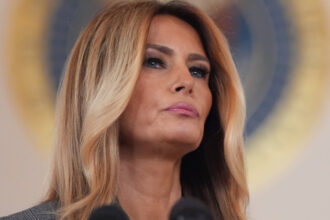 supravietuitorii abuzurilor lui epstein o acuza pe melania trump ca transfera responsabilitatea asupra victimelor 69d953c925929