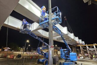 tablierul metalic de la pasajul aparatorii patriei va fi completat se monteaza ultima sectiune diseara traficul este restrictionat pentru lucrari 69eb688f1f793