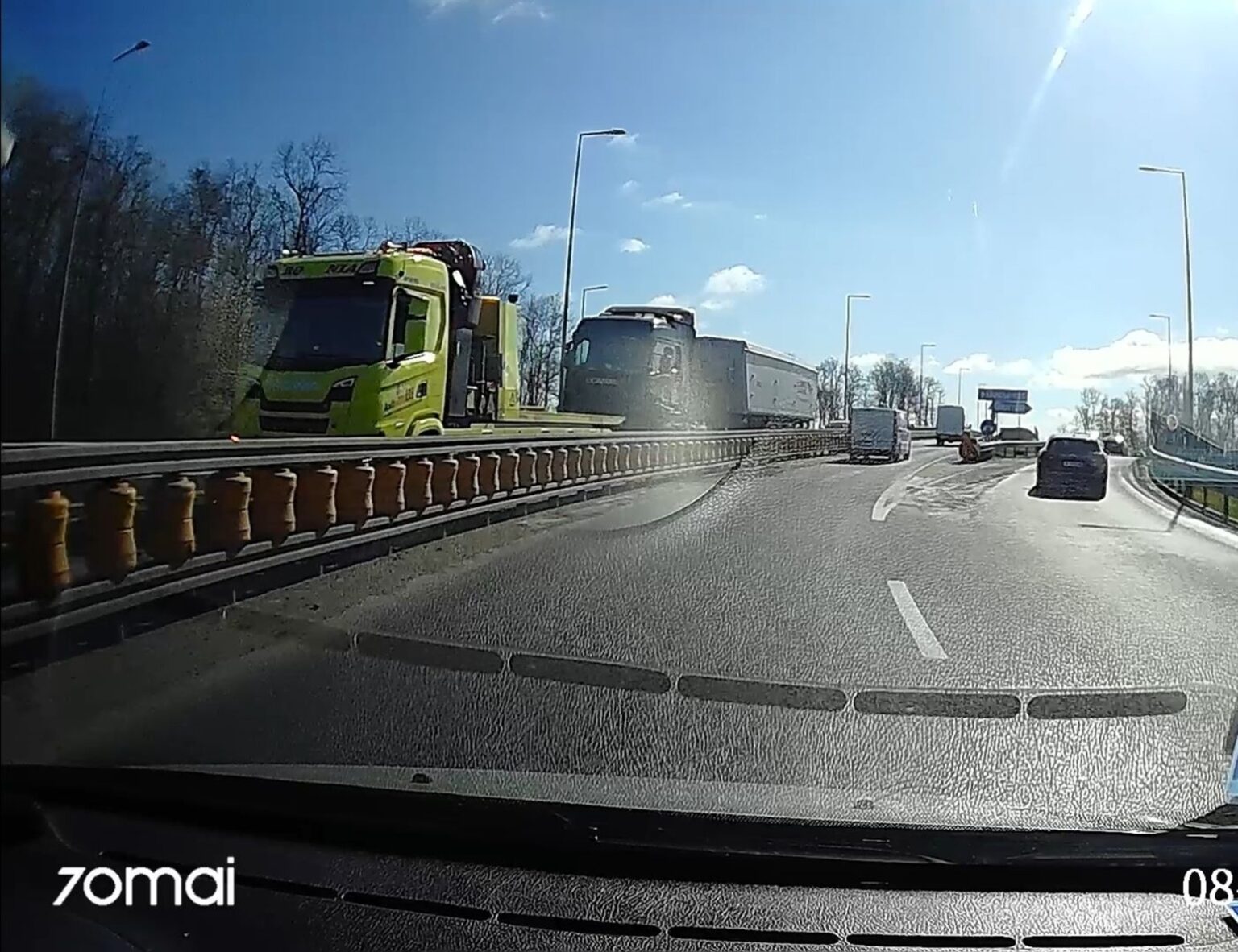 un tir plin cu cereale s a infipt in separatorul de sensuri de pe breteaua de la jilava spre autostrada bucurestiului a blocat urcarea pe a0 69d616e1bbcdc