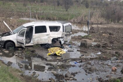 update masina implicata in accidentul de pe a2 de la cernica s a stricat din mers si a zburat efectiv de pe autostrada o tanara a murit doi raniti 69cd1e25bf98b