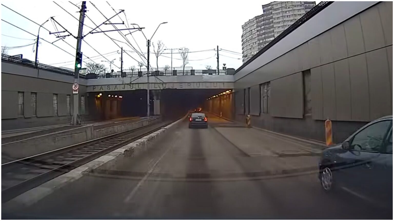 video atentie sporita la drum in pasajul lujerului unde se lucreaza asfaltul a fost decopertat aproape in intregime 69ce6643828ae