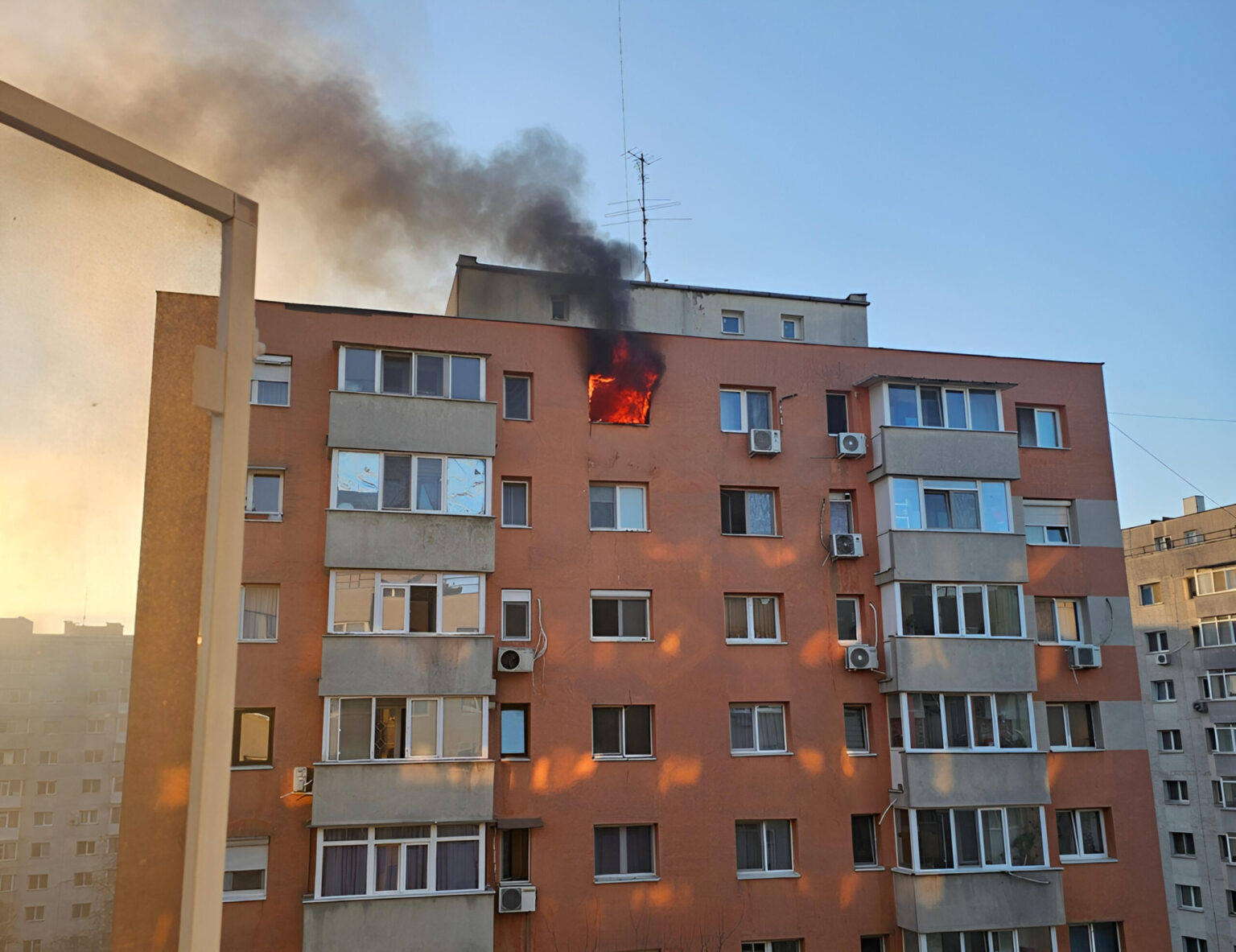video incendiu intr un bloc din bucuresti in zona titan nicolae grigorescu martor strada prevederii blocata de pompieri si alte echipe de interventie 69d356cd012a6