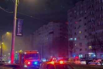 video incendiu puternic azi noapte intr un apartament dintr un bloc de pe calea vitan o persoana a fost scoasa inconstienta altele au fost evacuate 69ccb835389ba