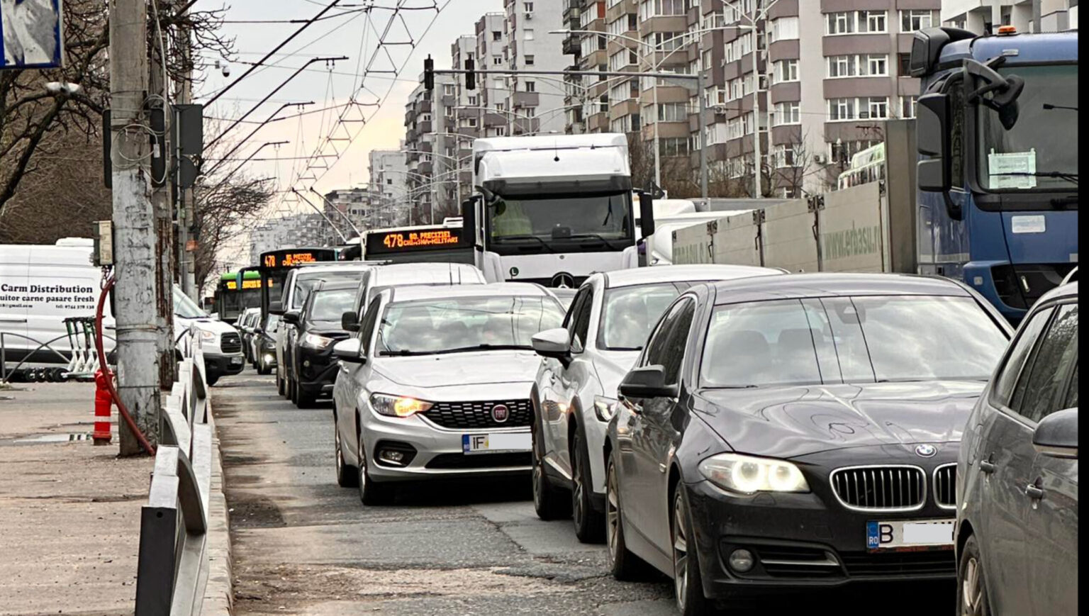 video lasati masinile acasa ca sa ramaneti blocati in troleibuz pe iuliu maniu alta zi infernala pe bulevardul unde mai mult se sta si mereu mai apare un santier 69cce5cfba7c1