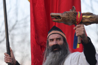 videofoto perchezitii in capitala intr un dosar de extremism online stegarul dac vizat dupa un clip cu salut nazist si imaginea lui eminescu 69cd21ea3f013