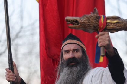 videofoto perchezitii in capitala intr un dosar de extremism online stegarul dac vizat dupa un clip cu salut nazist si imaginea lui eminescu 69cd21ea3f013